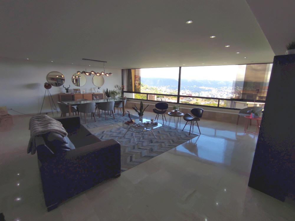 Impecable apartamento en Colinas de Valle Arriba, muy bien ubicado y con excelente vista, actualizado, listo para mudarse, zona segura y tranquila