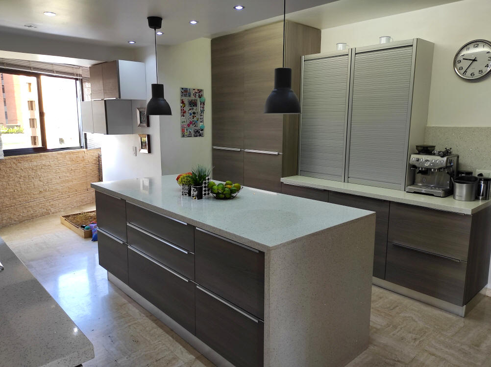 Impecable apartamento en Colinas de Valle Arriba, muy bien ubicado y con excelente vista, actualizado, listo para mudarse, zona segura y tranquila