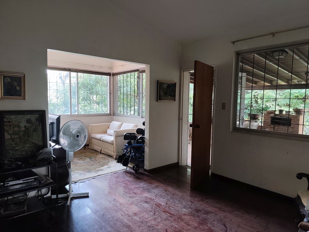 Venta Casa en Santa Marta, Caracas, para remodelar, excelente ubicacin en urbanizacin cerrada con control de acceso.