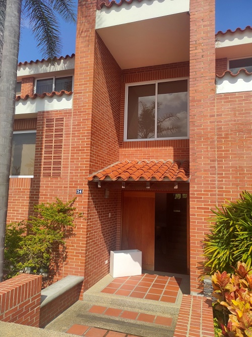Venta de 3 Fabulosas Casas en el Exclusivo conjunto Caurimare Tepuy. Vistas panormicas de la ciudad y El Avila, Estricto control de Acceso y Seguridad.