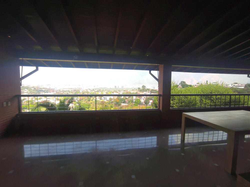 Venta de 3 Fabulosas Casas en el Exclusivo conjunto Caurimare Tepuy. Vistas panormicas de la ciudad y El Avila, Estricto control de Acceso y Seguridad.