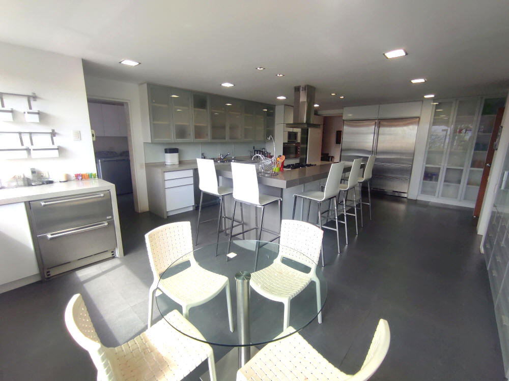 Venta de 3 Fabulosas Casas en el Exclusivo conjunto Caurimare Tepuy. Vistas panormicas de la ciudad y El Avila, Estricto control de Acceso y Seguridad.