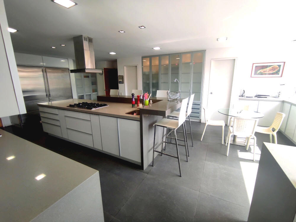 Venta de 3 Fabulosas Casas en el Exclusivo conjunto Caurimare Tepuy. Vistas panormicas de la ciudad y El Avila, Estricto control de Acceso y Seguridad.