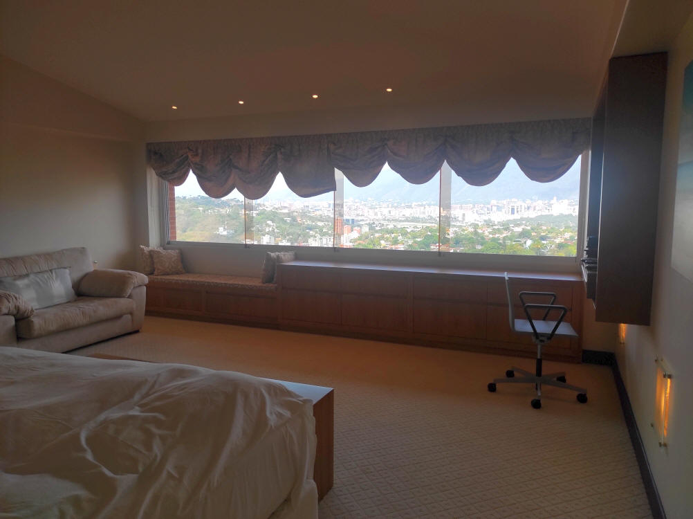 Venta de 3 Fabulosas Casas en el Exclusivo conjunto Caurimare Tepuy. Vistas panormicas de la ciudad y El Avila, Estricto control de Acceso y Seguridad.