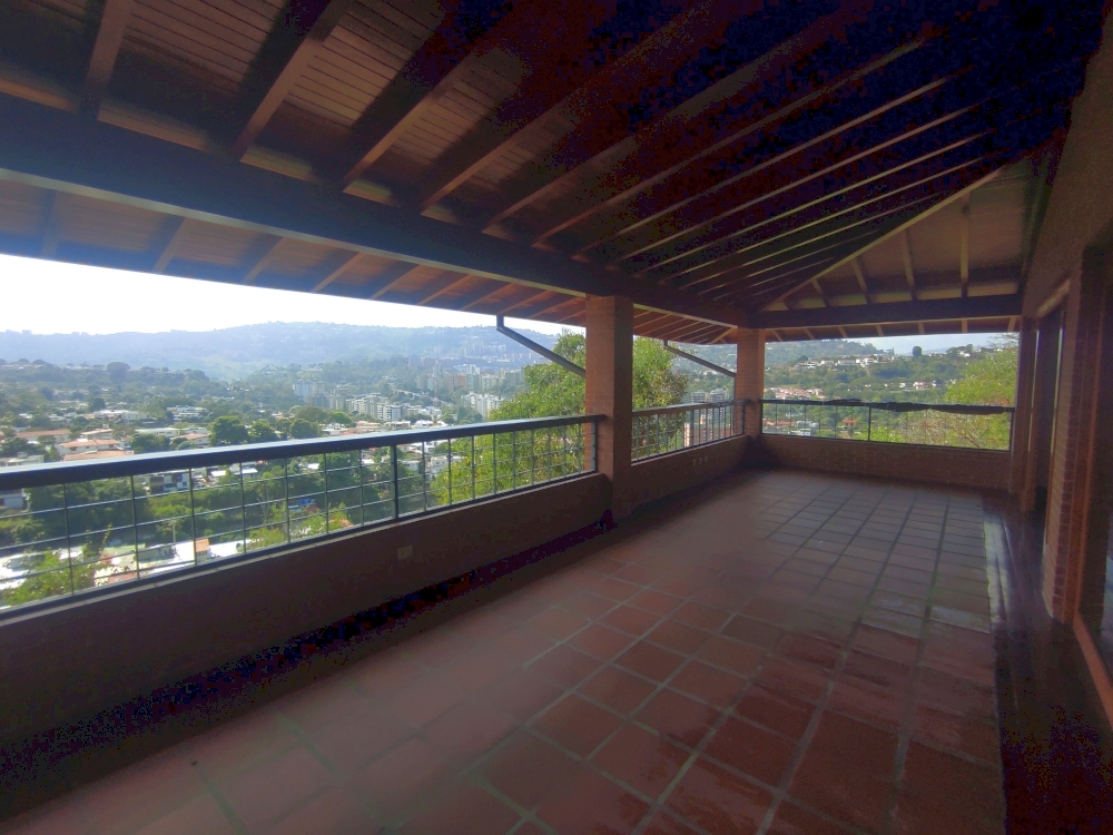 Venta de 3 Fabulosas Casas en el Exclusivo conjunto Caurimare Tepuy. Vistas panormicas de la ciudad y El Avila, Estricto control de Acceso y Seguridad.