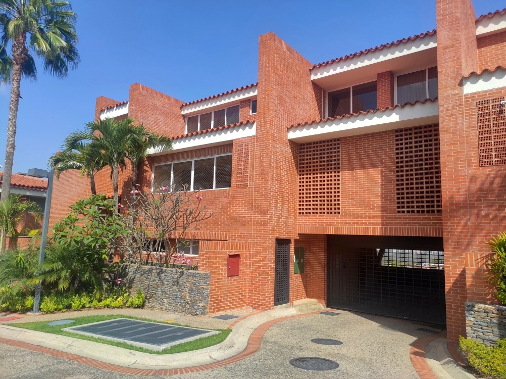 Venta de 3 Fabulosas Casas en el Exclusivo conjunto Caurimare Tepuy. Vistas panormicas de la ciudad y El Avila, Estricto control de Acceso y Seguridad.