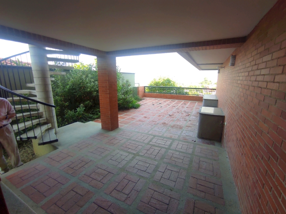 Venta de 3 Fabulosas Casas en el Exclusivo conjunto Caurimare Tepuy. Vistas panormicas de la ciudad y El Avila, Estricto control de Acceso y Seguridad.