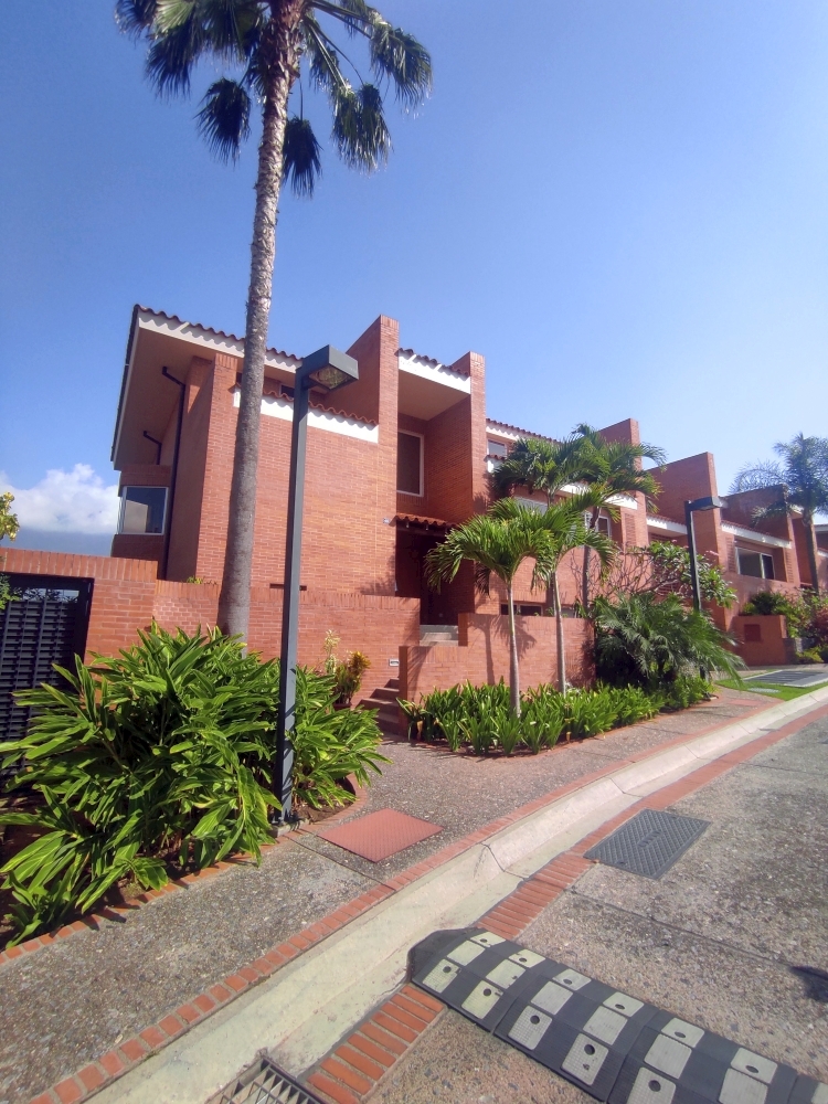 Venta de 3 Fabulosas Casas en el Exclusivo conjunto Caurimare Tepuy. Vistas panormicas de la ciudad y El Avila, Estricto control de Acceso y Seguridad.