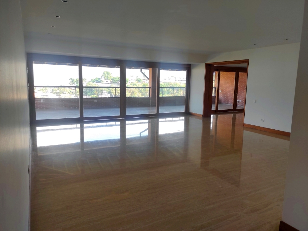 Venta de 3 Fabulosas Casas en el Exclusivo conjunto Caurimare Tepuy. Vistas panormicas de la ciudad y El Avila, Estricto control de Acceso y Seguridad.