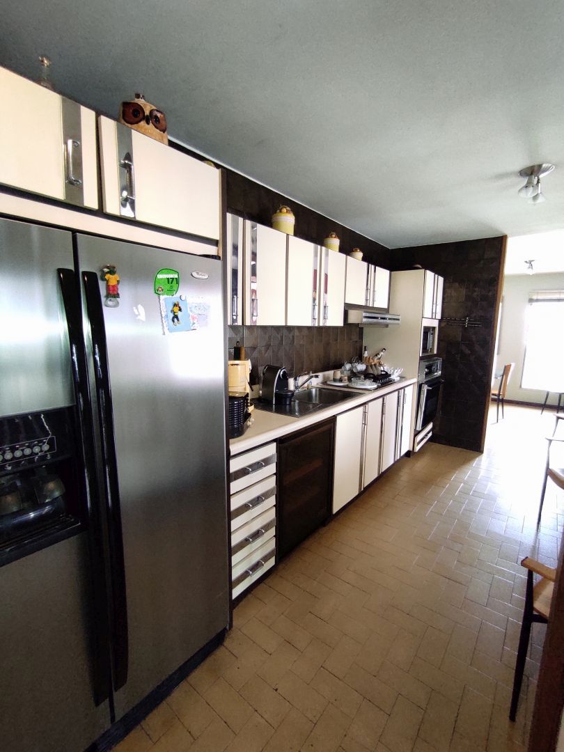 Venta Casa en Colinas de Santa Mnica, excelente oportunidad, edificacin de niveles, muy funcional, para remodelar, con vista sobre toda la ciudad.