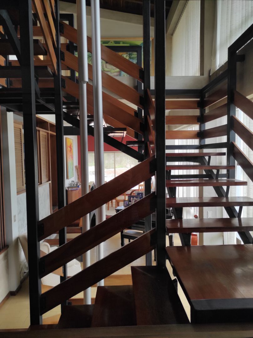 Venta Casa en Colinas de Santa Mnica, excelente oportunidad, edificacin de niveles, muy funcional, para remodelar, con vista sobre toda la ciudad.