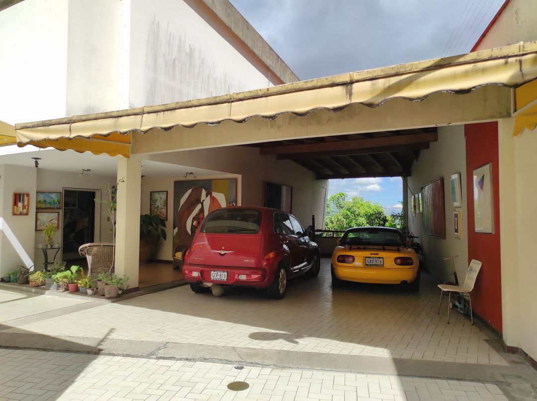 Venta Casa en Colinas de Santa Mnica, excelente oportunidad, edificacin de niveles, muy funcional, para remodelar, con vista sobre toda la ciudad.