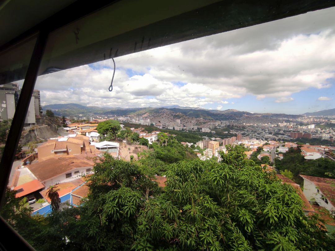 Venta Casa en Colinas de Santa Mnica, excelente oportunidad, edificacin de niveles, muy funcional, para remodelar, con vista sobre toda la ciudad.