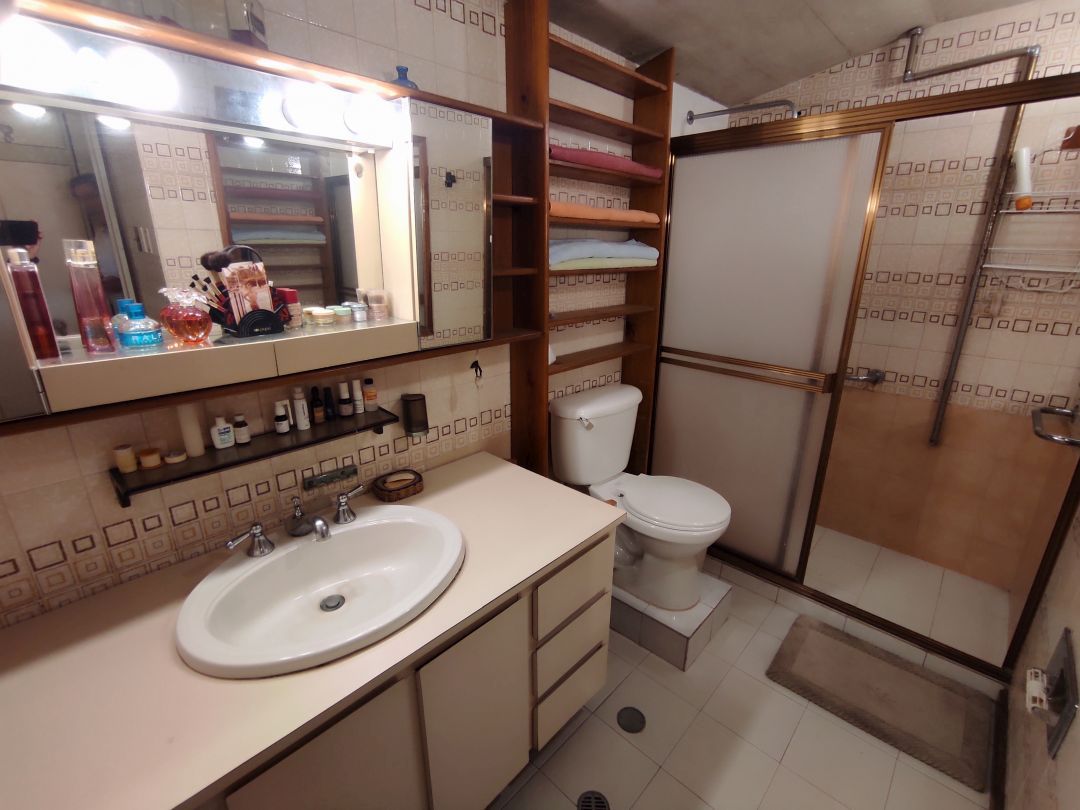 Venta Casa en Colinas de Santa Mnica, excelente oportunidad, edificacin de niveles, muy funcional, para remodelar, con vista sobre toda la ciudad.
