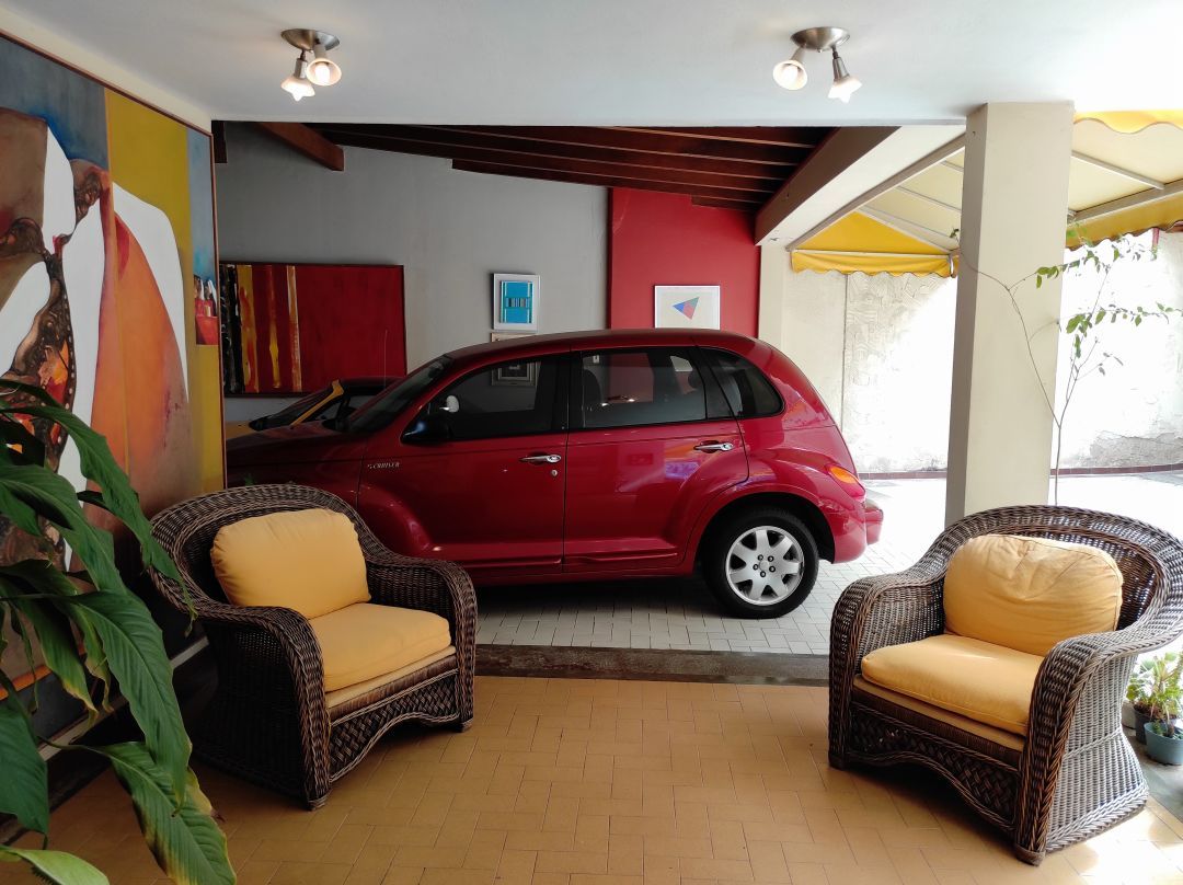 Venta Casa en Colinas de Santa Mnica, excelente oportunidad, edificacin de niveles, muy funcional, para remodelar, con vista sobre toda la ciudad.