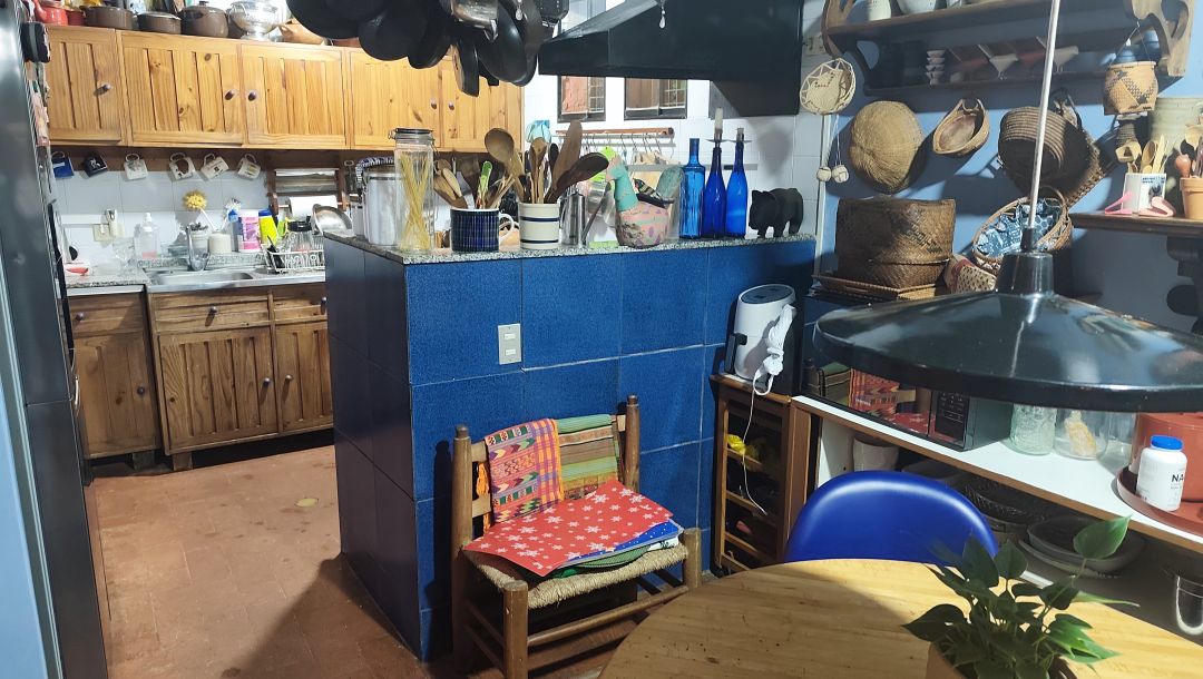 Se Vende para renovar, ubicada en el conjunto privado "Balcones de Anamigra", destacando por su extenso terreno y la posibilidad legal de desarrollar dos unidades de vivienda independientes en el mismo lote. El conjunto cuenta con estricto control de acceso. Vista panorï¿½mica de mï¿½s de 180 grados de la ciudad y el Avila.