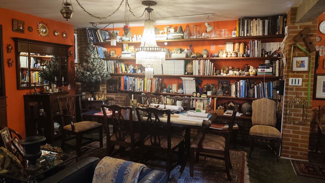 Se Vende para renovar, ubicada en el conjunto privado "Balcones de Anamigra", destacando por su extenso terreno y la posibilidad legal de desarrollar dos unidades de vivienda independientes en el mismo lote. El conjunto cuenta con estricto control de acceso. Vista panorï¿½mica de mï¿½s de 180 grados de la ciudad y el Avila.