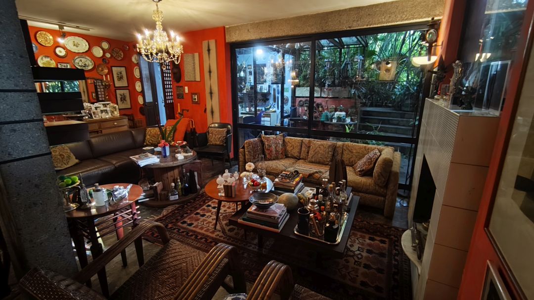 Se Vende para renovar, ubicada en el conjunto privado "Balcones de Anamigra", destacando por su extenso terreno y la posibilidad legal de desarrollar dos unidades de vivienda independientes en el mismo lote. El conjunto cuenta con estricto control de acceso. Vista panorï¿½mica de mï¿½s de 180 grados de la ciudad y el Avila.