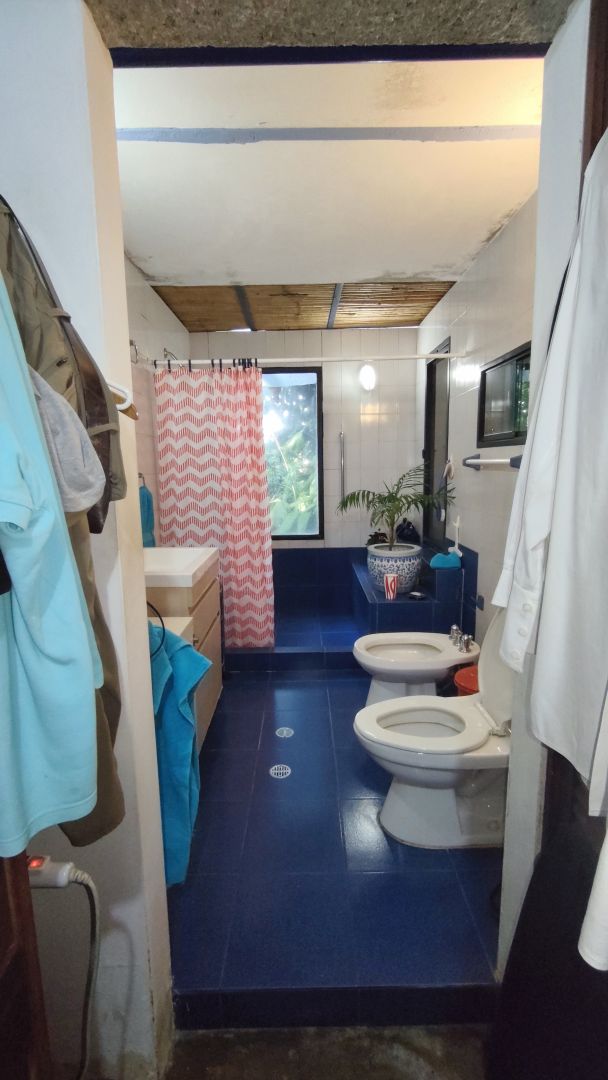 Se Vende para renovar, ubicada en el conjunto privado "Balcones de Anamigra", destacando por su extenso terreno y la posibilidad legal de desarrollar dos unidades de vivienda independientes en el mismo lote. El conjunto cuenta con estricto control de acceso. Vista panorï¿½mica de mï¿½s de 180 grados de la ciudad y el Avila.