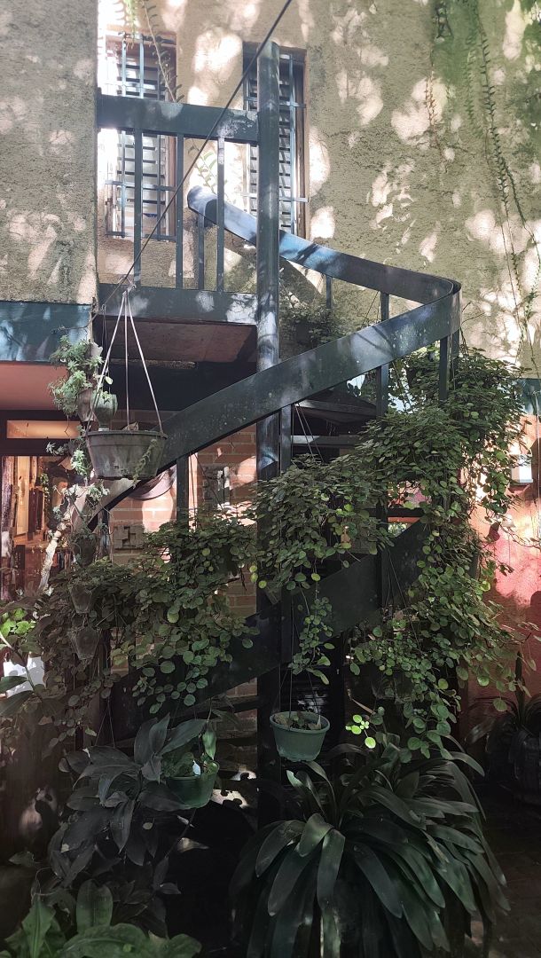 Se Vende para renovar, ubicada en el conjunto privado "Balcones de Anamigra", destacando por su extenso terreno y la posibilidad legal de desarrollar dos unidades de vivienda independientes en el mismo lote. El conjunto cuenta con estricto control de acceso. Vista panorï¿½mica de mï¿½s de 180 grados de la ciudad y el Avila.