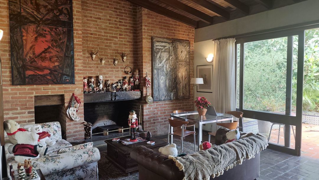 Se Vende para renovar, ubicada en el conjunto privado "Balcones de Anamigra", destacando por su extenso terreno y la posibilidad legal de desarrollar dos unidades de vivienda independientes en el mismo lote. El conjunto cuenta con estricto control de acceso. Vista panorï¿½mica de mï¿½s de 180 grados de la ciudad y el Avila.