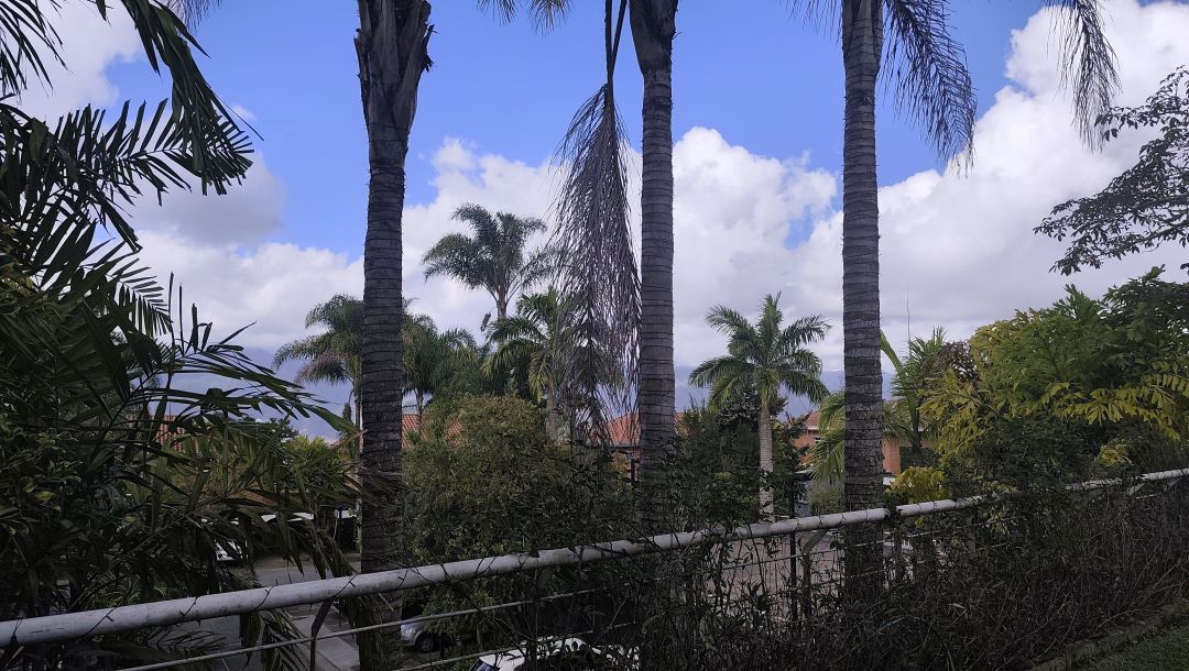 Se Vende para renovar, ubicada en el conjunto privado "Balcones de Anamigra", destacando por su extenso terreno y la posibilidad legal de desarrollar dos unidades de vivienda independientes en el mismo lote. El conjunto cuenta con estricto control de acceso. Vista panorï¿½mica de mï¿½s de 180 grados de la ciudad y el Avila.