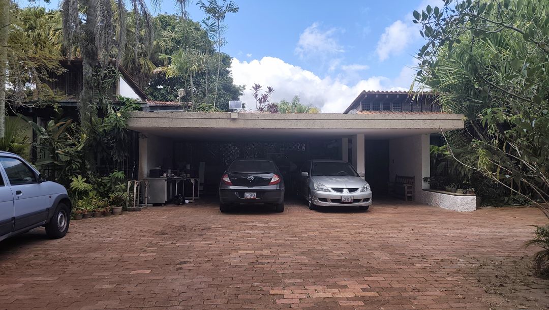 Se Vende para renovar, ubicada en el conjunto privado "Balcones de Anamigra", destacando por su extenso terreno y la posibilidad legal de desarrollar dos unidades de vivienda independientes en el mismo lote. El conjunto cuenta con estricto control de acceso. Vista panorï¿½mica de mï¿½s de 180 grados de la ciudad y el Avila.