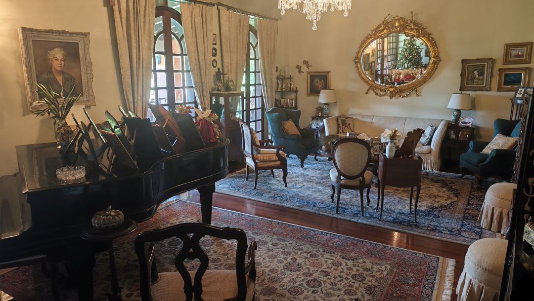 Se Vende para renovar, ubicada en el conjunto privado "Balcones de Anamigra", destacando por su extenso terreno y la posibilidad legal de desarrollar dos unidades de vivienda independientes en el mismo lote. El conjunto cuenta con estricto control de acceso. Vista panorï¿½mica de mï¿½s de 180 grados de la ciudad y el Avila.