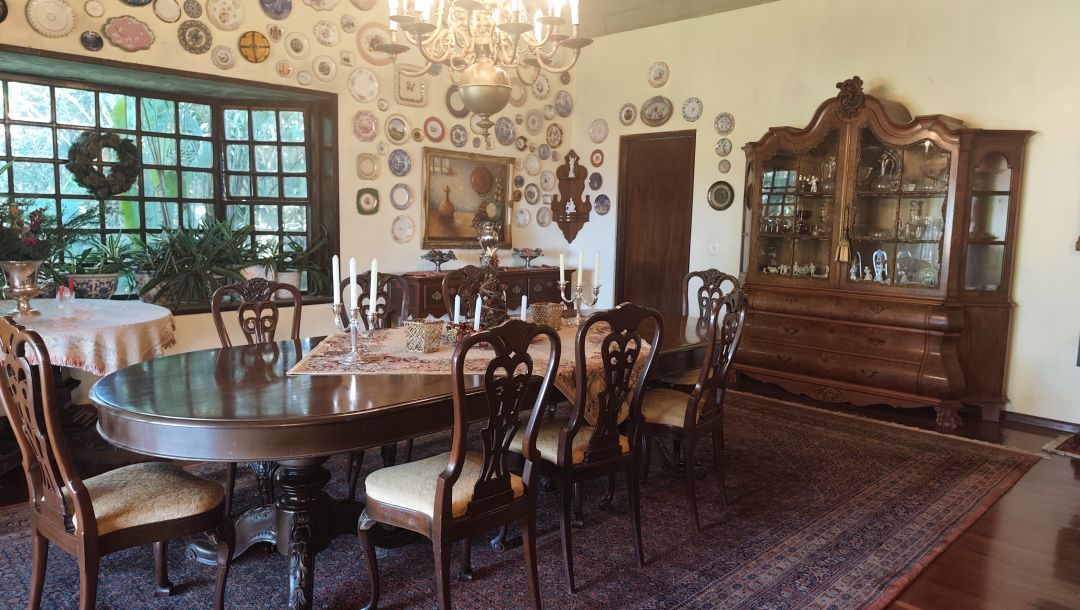 Se Vende para renovar, ubicada en el conjunto privado "Balcones de Anamigra", destacando por su extenso terreno y la posibilidad legal de desarrollar dos unidades de vivienda independientes en el mismo lote. El conjunto cuenta con estricto control de acceso. Vista panorï¿½mica de mï¿½s de 180 grados de la ciudad y el Avila.