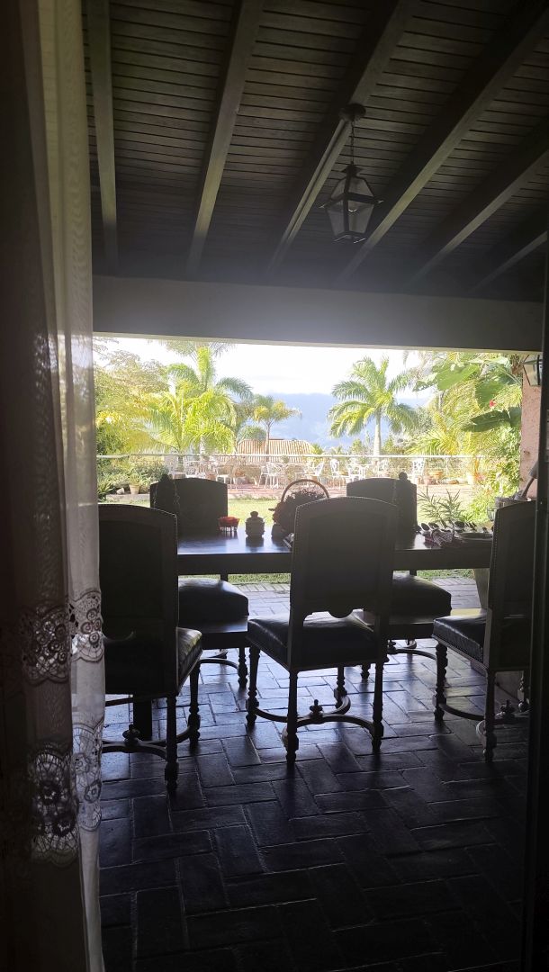 Se Vende para renovar, ubicada en el conjunto privado "Balcones de Anamigra", destacando por su extenso terreno y la posibilidad legal de desarrollar dos unidades de vivienda independientes en el mismo lote. El conjunto cuenta con estricto control de acceso. Vista panorï¿½mica de mï¿½s de 180 grados de la ciudad y el Avila.