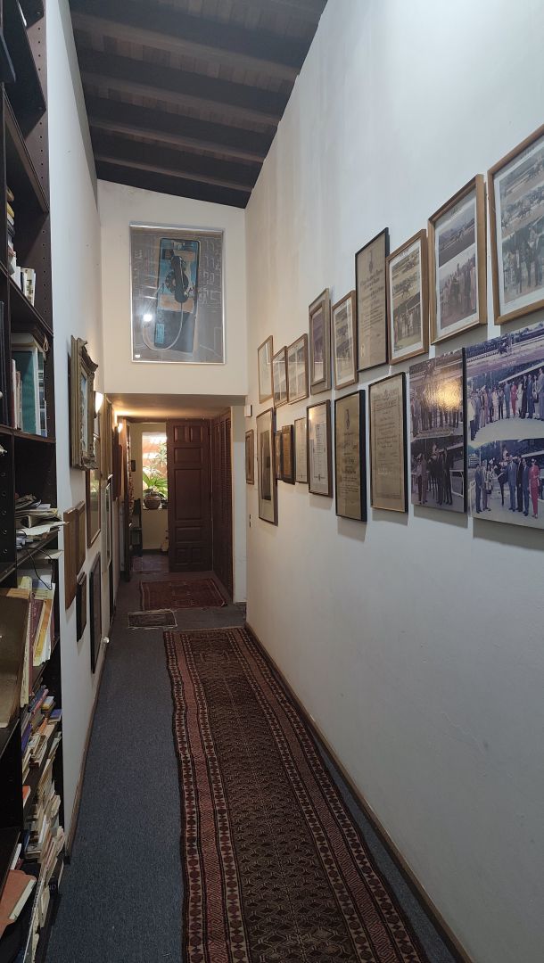 Se Vende para renovar, ubicada en el conjunto privado "Balcones de Anamigra", destacando por su extenso terreno y la posibilidad legal de desarrollar dos unidades de vivienda independientes en el mismo lote. El conjunto cuenta con estricto control de acceso. Vista panorï¿½mica de mï¿½s de 180 grados de la ciudad y el Avila.