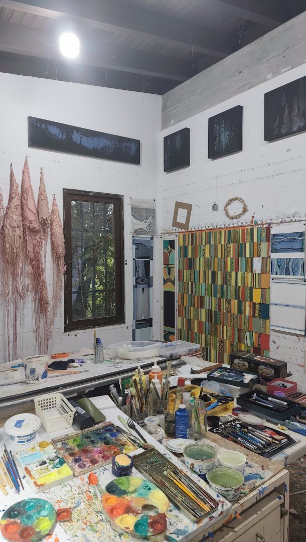 Se Vende para renovar, ubicada en el conjunto privado "Balcones de Anamigra", destacando por su extenso terreno y la posibilidad legal de desarrollar dos unidades de vivienda independientes en el mismo lote. El conjunto cuenta con estricto control de acceso. Vista panorï¿½mica de mï¿½s de 180 grados de la ciudad y el Avila.