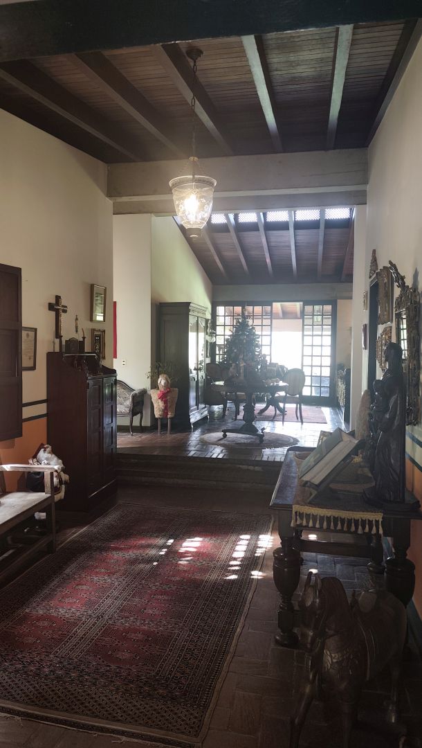 Se Vende para renovar, ubicada en el conjunto privado "Balcones de Anamigra", destacando por su extenso terreno y la posibilidad legal de desarrollar dos unidades de vivienda independientes en el mismo lote. El conjunto cuenta con estricto control de acceso. Vista panorï¿½mica de mï¿½s de 180 grados de la ciudad y el Avila.