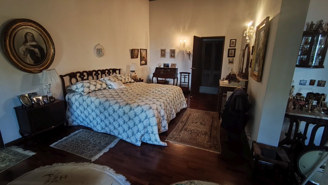 Se Vende para renovar, ubicada en el conjunto privado "Balcones de Anamigra", destacando por su extenso terreno y la posibilidad legal de desarrollar dos unidades de vivienda independientes en el mismo lote. El conjunto cuenta con estricto control de acceso. Vista panorï¿½mica de mï¿½s de 180 grados de la ciudad y el Avila.