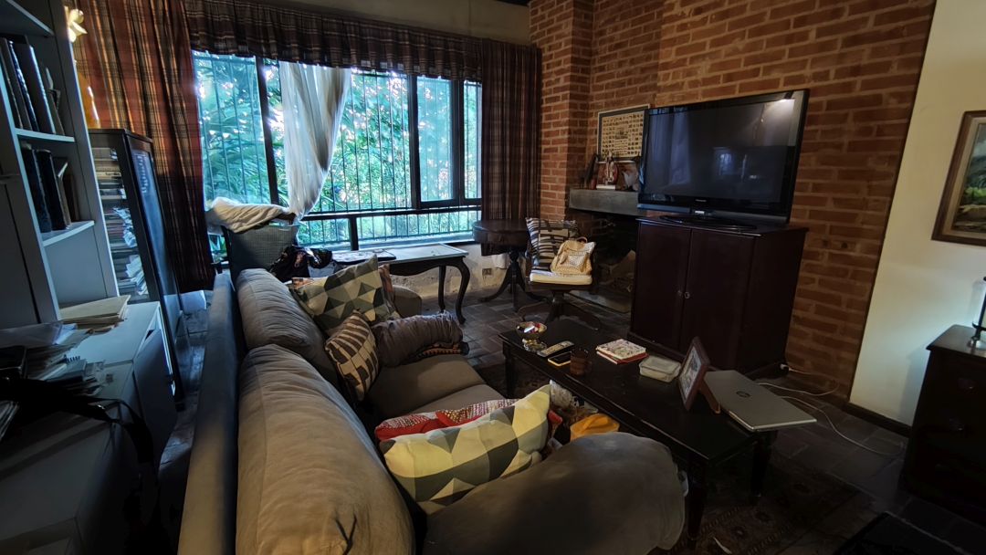 Se Vende para renovar, ubicada en el conjunto privado "Balcones de Anamigra", destacando por su extenso terreno y la posibilidad legal de desarrollar dos unidades de vivienda independientes en el mismo lote. El conjunto cuenta con estricto control de acceso. Vista panorï¿½mica de mï¿½s de 180 grados de la ciudad y el Avila.