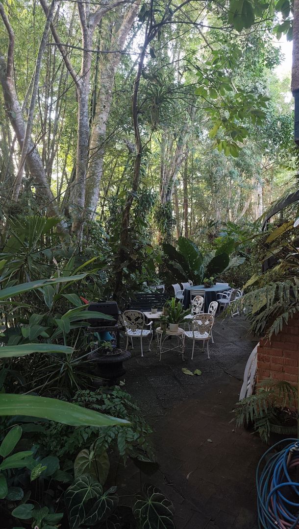 Se Vende para renovar, ubicada en el conjunto privado "Balcones de Anamigra", destacando por su extenso terreno y la posibilidad legal de desarrollar dos unidades de vivienda independientes en el mismo lote. El conjunto cuenta con estricto control de acceso. Vista panorï¿½mica de mï¿½s de 180 grados de la ciudad y el Avila.