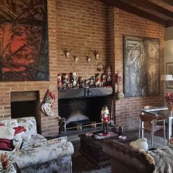 Se Vende para renovar, ubicada en el conjunto privado "Balcones de Anamigra", destacando por su extenso terreno y la posibilidad legal de desarrollar dos unidades de vivienda independientes en el mismo lote. El conjunto cuenta con estricto control de acceso. Vista panorï¿½mica de mï¿½s de 180 grados de la ciudad y el Avila.