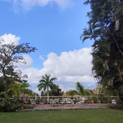 Se Vende para renovar, ubicada en el conjunto privado "Balcones de Anamigra", destacando por su extenso terreno y la posibilidad legal de desarrollar dos unidades de vivienda independientes en el mismo lote. El conjunto cuenta con estricto control de acceso. Vista panorï¿½mica de mï¿½s de 180 grados de la ciudad y el Avila.