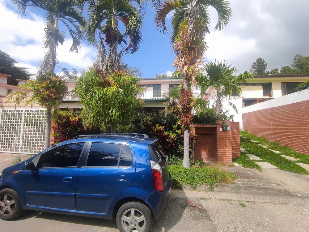 Rendidora casa en conjunto con vigilancia y control de acceso en calle ciega, precio de oportunidad, en muy buen estado, lista para mudarse.
