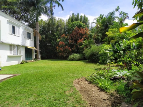 Casa Venta, Country Club Excelente oportunidad para remodelar a fondo  desarrollar proyecto nuevo, la mejor ubicacin de Caracas