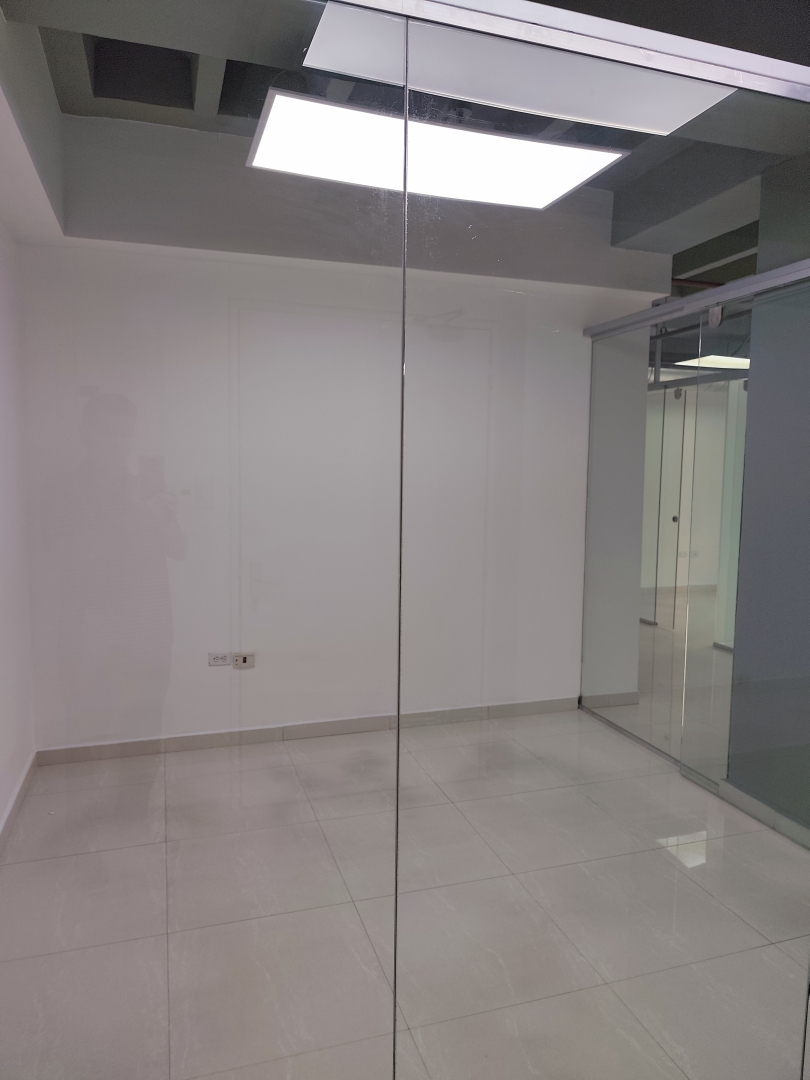 Alquiler Oficina Las Mercedes, Torre "MSA", Recepci�n, Oficina Principal o Reuniones. 3 Oficinas independientes, Ba�o, Dep�sito, Area archivos y copiado. 1 puesto de estacionamiento propio. Vista panor�mica, inmejorable ubicaci�n.