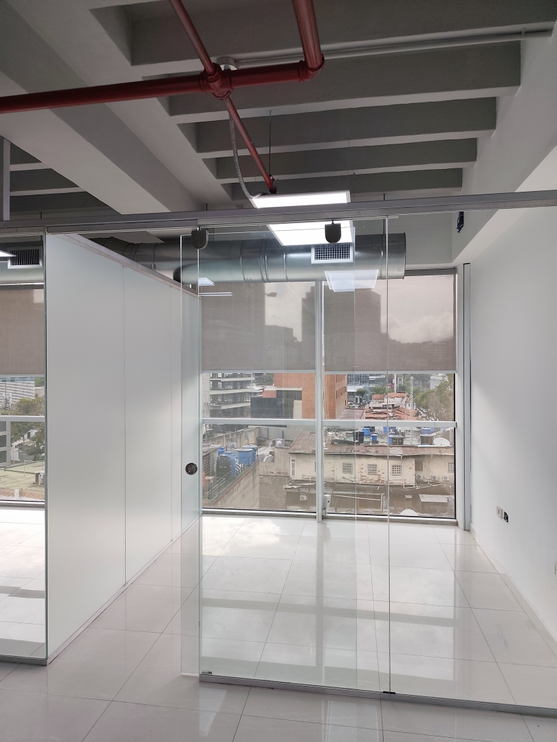 Alquiler Oficina Las Mercedes, Torre "MSA", Recepci�n, Oficina Principal o Reuniones. 3 Oficinas independientes, Ba�o, Dep�sito, Area archivos y copiado. 1 puesto de estacionamiento propio. Vista panor�mica, inmejorable ubicaci�n.