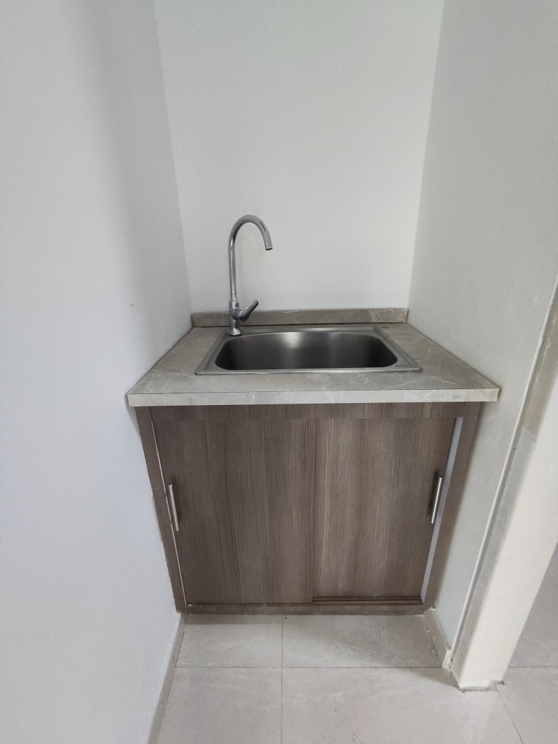 Alquiler Oficina Las Mercedes, Torre "MSA", Recepci�n, Oficina Principal o Reuniones. 3 Oficinas independientes, Ba�o, Dep�sito, Area archivos y copiado. 1 puesto de estacionamiento propio. Vista panor�mica, inmejorable ubicaci�n.