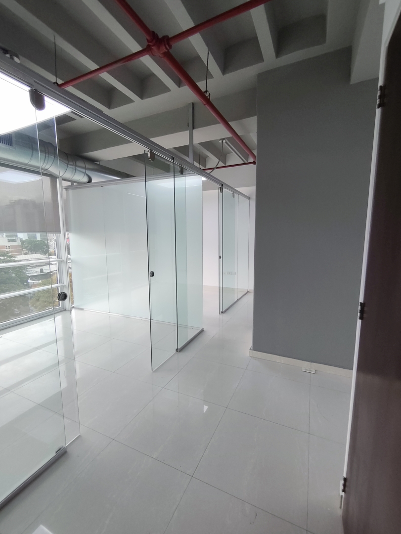 Alquiler Oficina Las Mercedes, Torre "MSA", Recepci�n, Oficina Principal o Reuniones. 3 Oficinas independientes, Ba�o, Dep�sito, Area archivos y copiado. 1 puesto de estacionamiento propio. Vista panor�mica, inmejorable ubicaci�n.