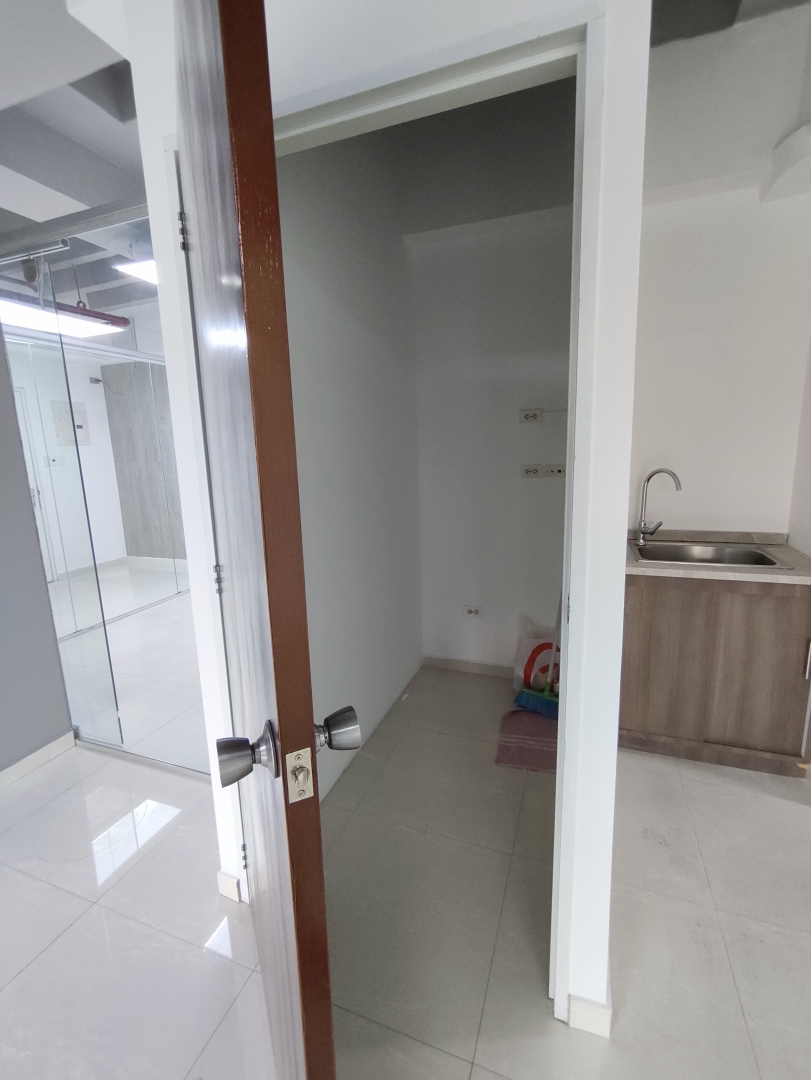 Alquiler Oficina Las Mercedes, Torre "MSA", Recepci�n, Oficina Principal o Reuniones. 3 Oficinas independientes, Ba�o, Dep�sito, Area archivos y copiado. 1 puesto de estacionamiento propio. Vista panor�mica, inmejorable ubicaci�n.