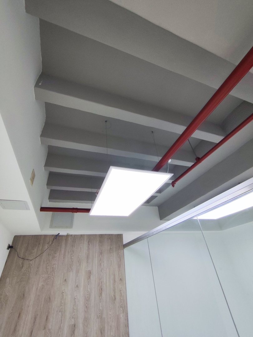 Alquiler Oficina Las Mercedes, Torre "MSA", Recepci�n, Oficina Principal o Reuniones. 3 Oficinas independientes, Ba�o, Dep�sito, Area archivos y copiado. 1 puesto de estacionamiento propio. Vista panor�mica, inmejorable ubicaci�n.