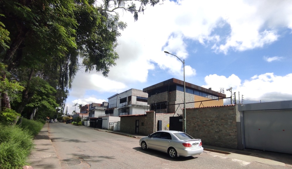 Venta Casa con otra Parcela de estacionamiento y depsito anexa, con rea permitida por construir, muy bien ubicada en La California con salida directa a la Av. Ro de Janeiro y conexin expresa a principales avenidas y autopistas.