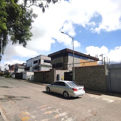 Venta Casa con otra Parcela de estacionamiento y depsito anexa, con rea permitida por construir, muy bien ubicada en La California con salida directa a la Av. Ro de Janeiro y conexin expresa a principales avenidas y autopistas.