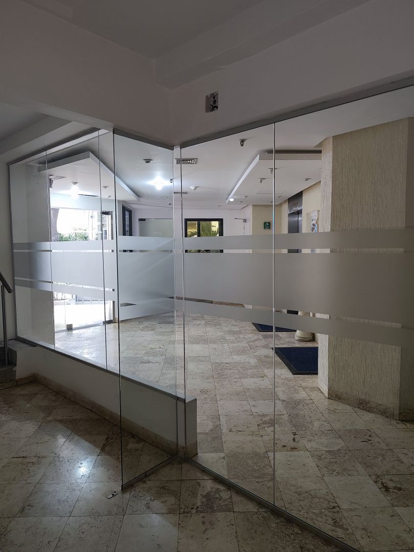 Edificio de Comercios y Oficinas a la Venta en Las Mercedes.10 pisos incluyendo stano con 27 puestos de estacionamiento. Precio de oportunidad en la zona de mayor revalorizacin de Caracas.