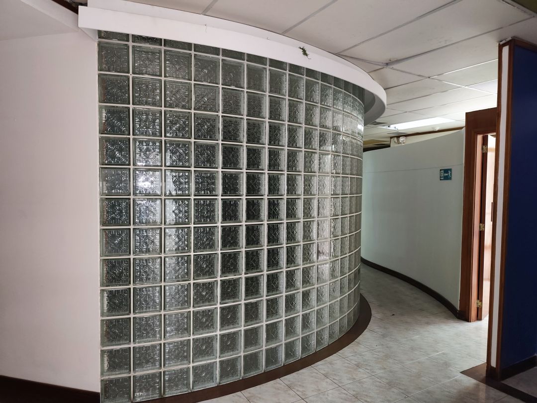 Edificio de Comercios y Oficinas a la Venta en Las Mercedes.10 pisos incluyendo stano con 27 puestos de estacionamiento. Precio de oportunidad en la zona de mayor revalorizacin de Caracas.